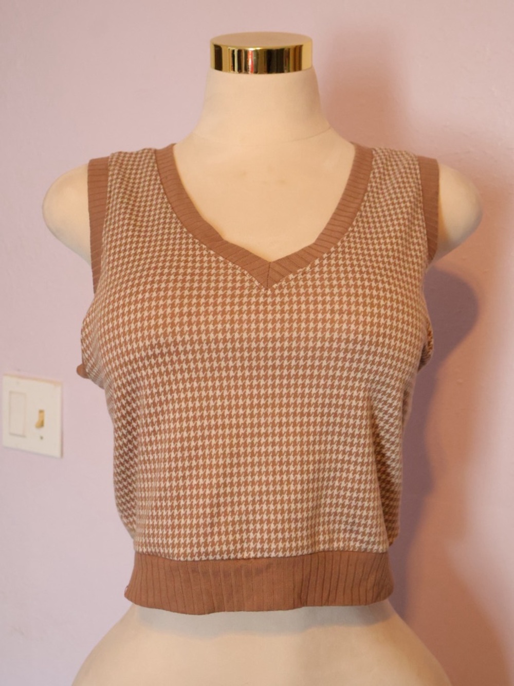Sleeveless V-Neck Houndstooth Knit Tank Top in Tan & White
